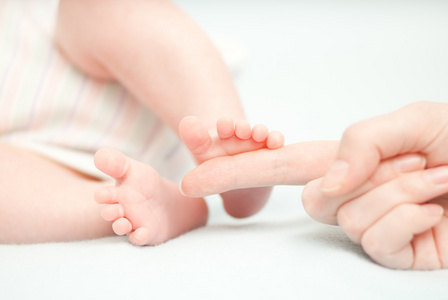小宝宝的脚和母亲的手