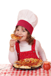 饥饿的小女孩厨师吃比萨