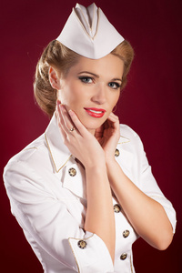在白针向上复古水手服与明亮化妆和发型的金发女郎。beaotiful 女孩空姐