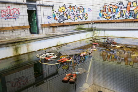 废弃的游泳池与墙上 grafity