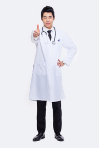 亚洲的年轻医生显示拇指