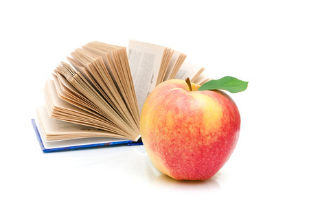 打开的书和一个白色背景上的苹果