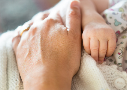 婴儿和母亲的手
