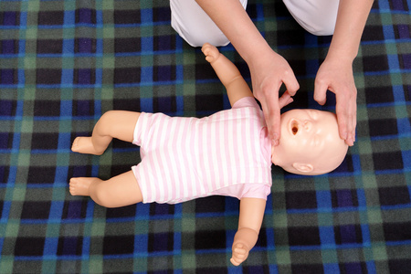 婴儿口对口人工呼吸法图片