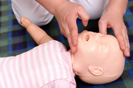 婴儿口对口人工呼吸法图片
