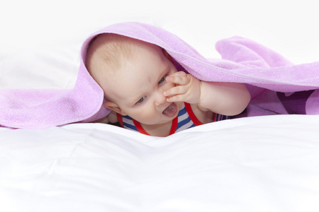 一个可爱的小婴儿，用毛巾