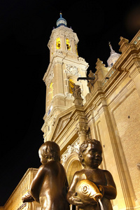 晚上在广场的雕塑德尔皮拉尔旁边大教堂 o