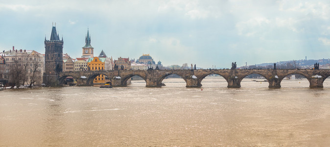 查理大桥在布拉格，全景视图