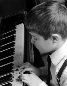 弹钢琴的小男孩