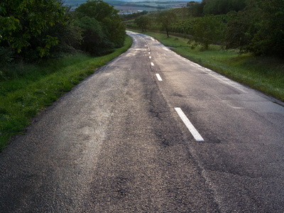 从灰色沥青与白线的道路