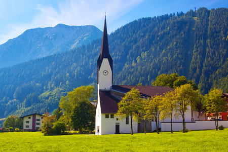 阿尔卑斯山村庄与大教堂