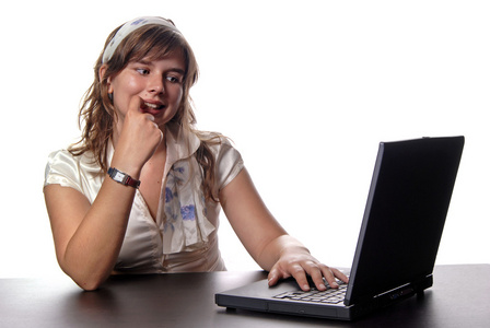 年轻休闲女子与她的笔记本电脑工作