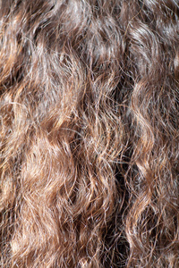 长长的棕色头发作为背景