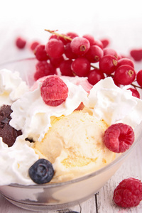 香草冰淇淋配奶油和浆果