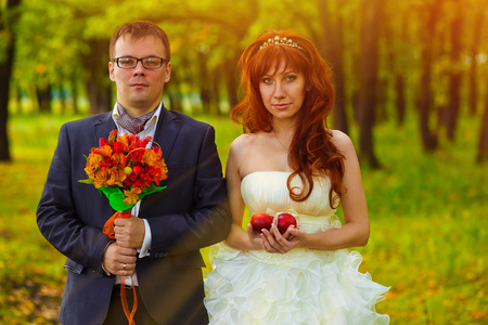 阳光新郎和新娘站在佛瑞斯在绿色背景上
