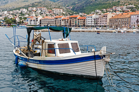 渔夫的船停泊在港口的 senj，克罗地亚