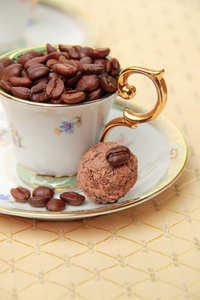 咖啡豆的茶杯和茶碟