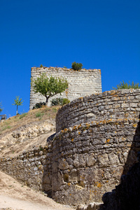 欧伦老城堡在小山的顶部图片