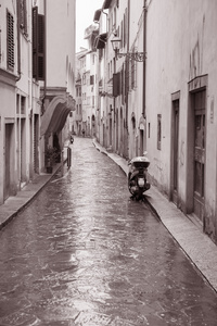 雨在佛罗伦萨，意大利街头