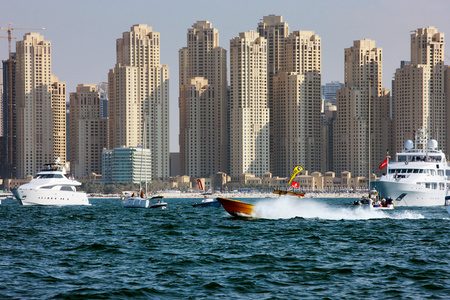 赛车的游艇和权力在迪拜码头划船