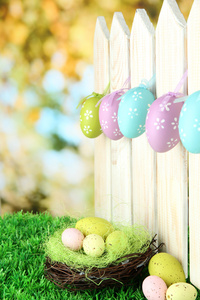 艺术与栅栏上挂着的鸡蛋复活节背景