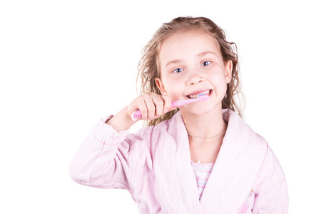 美丽快乐微笑的小女孩她刷牙后浴，洗个澡