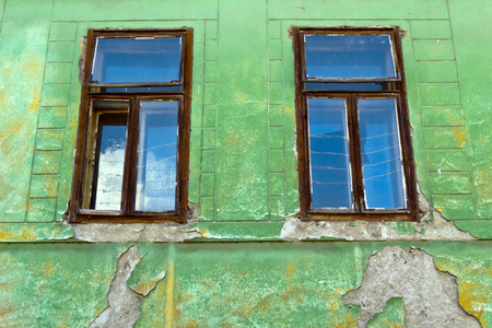 旧脏墙上的旧脏窗口