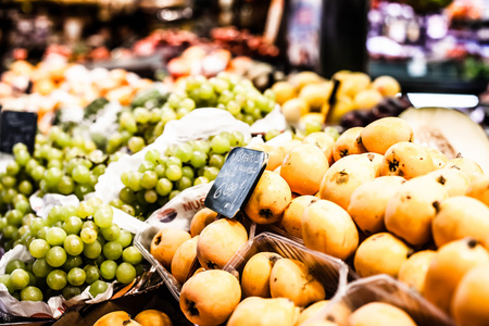 水果站在 la boqueria 市场，西班牙巴塞罗那