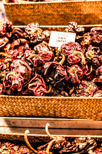 水果站在 la boqueria 市场，西班牙巴塞罗那