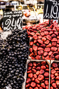 水果站在 la boqueria 市场，西班牙巴塞罗那