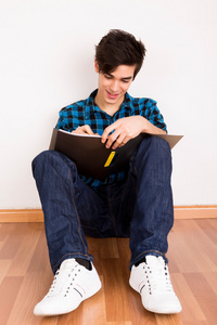 年轻男子在家学习