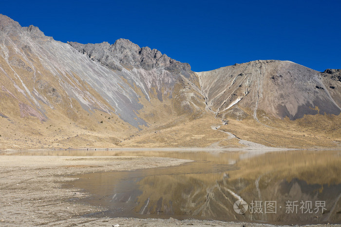 火山内华达州德托卢卡与内部在墨西哥的火山口湖