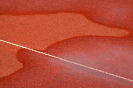 在红色的塑胶跑道上水的痕迹图片