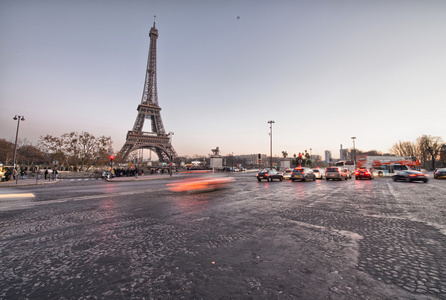 城市交通在日落巴黎埃菲尔铁塔
