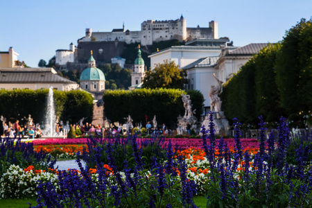 从 Mirabellgarten 到 Zalzburg 视图吗