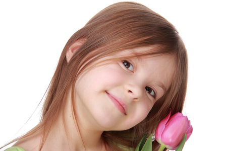 漂亮的小女孩与一株郁金香的肖像