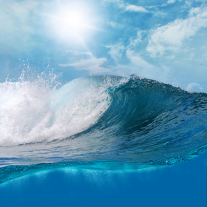 大冲浪打破波在阳光下的扫描