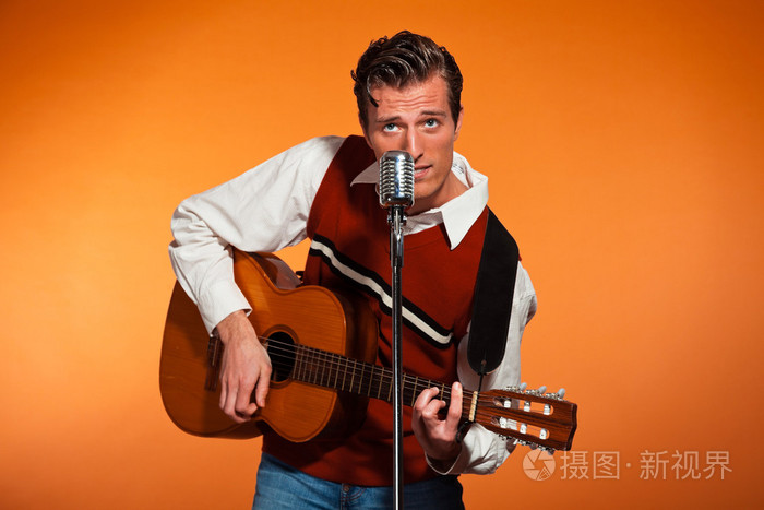 复古五十年代摇滚歌手玩纯音吉他。斯图