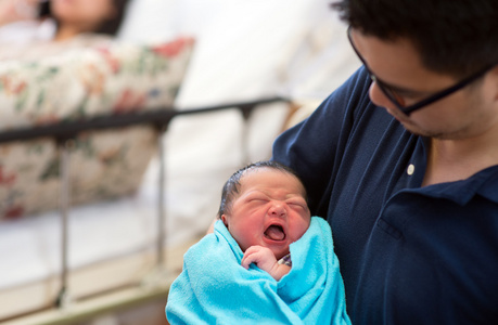 亚洲新生婴儿和爸爸