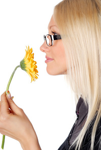 goregous 年轻女士持有一朵黄花孤立在白色背景上的肖像