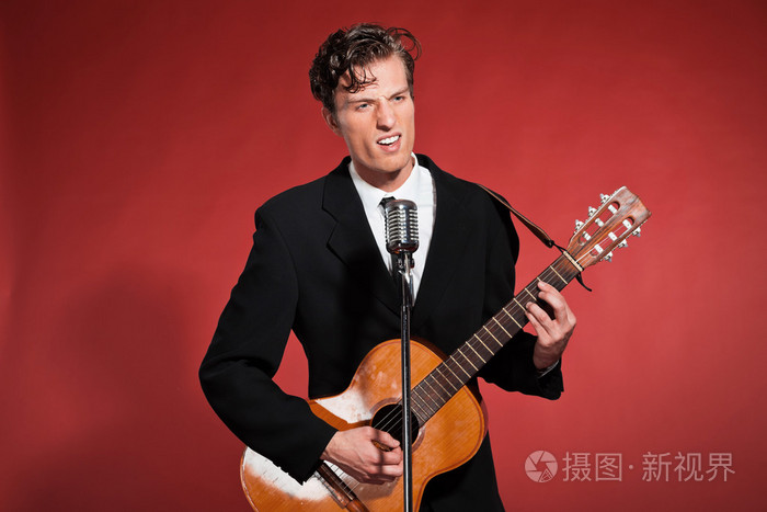 玩吉他的复古五十年代摇滚歌手。螺柱