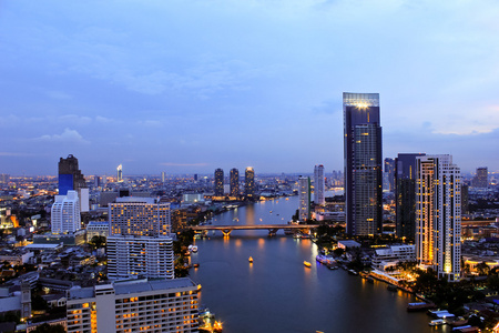 曼谷城市景观夜间的视图