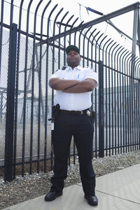 安全警卫站在监狱围墙