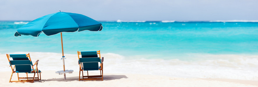 椅子和热带海滩上伞