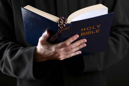 牧师从圣经读 关门