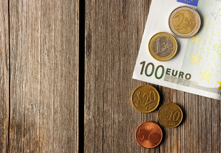 欧元钱在木制背景