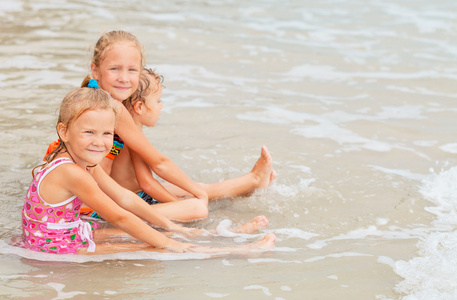 快乐的孩子们在海滩上玩