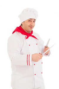持有两个微笑着厨师刀穿红色和白色制服