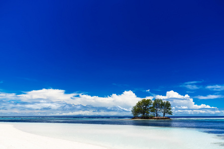 白珊瑚海滩沙子和蔚蓝的印度洋