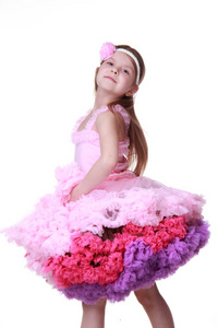 小女孩穿着粉色衣服跳舞孤立在白色背景上